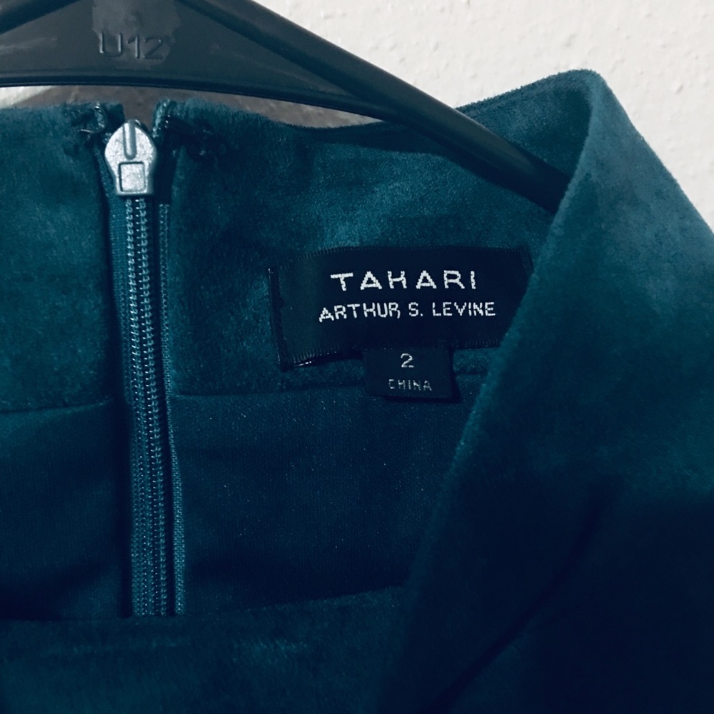 TAHARI dark emerald velvet dress. - Picture 2 of 3